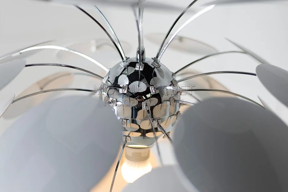 Стильный свет интернет магазин. Подсветка в магазине одежды. Oriental sl стильный свет. Трековые светильники в кухне гостиной. Современные люстры с дискошаром.