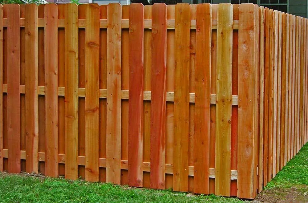 Постройка деревянных заборов. Дешевый забор из дерева. Современный деревянный забор. Оригинальный деревянный забор. Сколько стоит метр деревянного забора