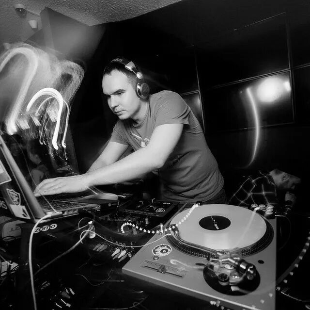 Ты одна из сотен сук техно диджей. Somatik techno. Ksenia ua dj. Ты одна из сотен сук техно диджей. Техно диджей техно девушка.