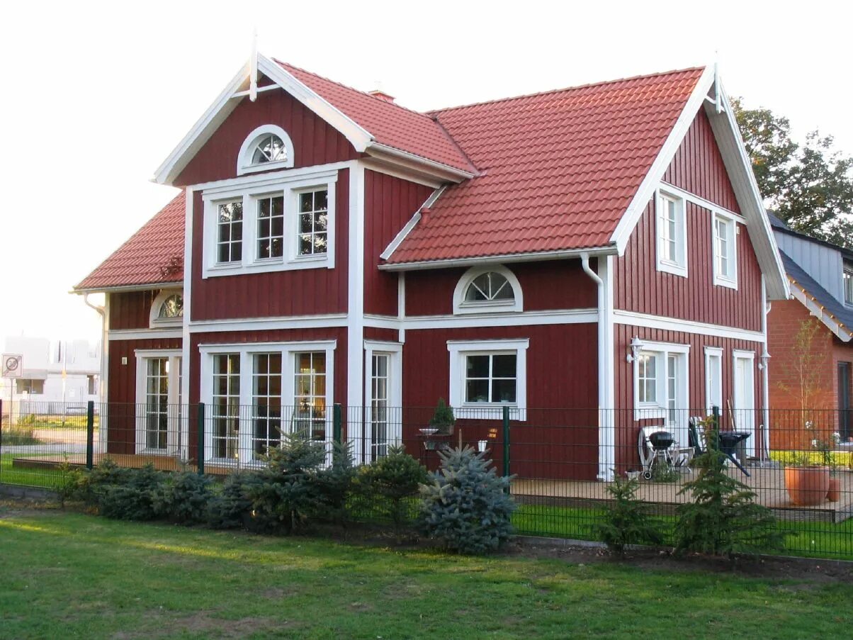 Дом с красной крышей. Деревянный дом с красной крышей. Дом с бордовой крышей. Серый дом с красной крышей.