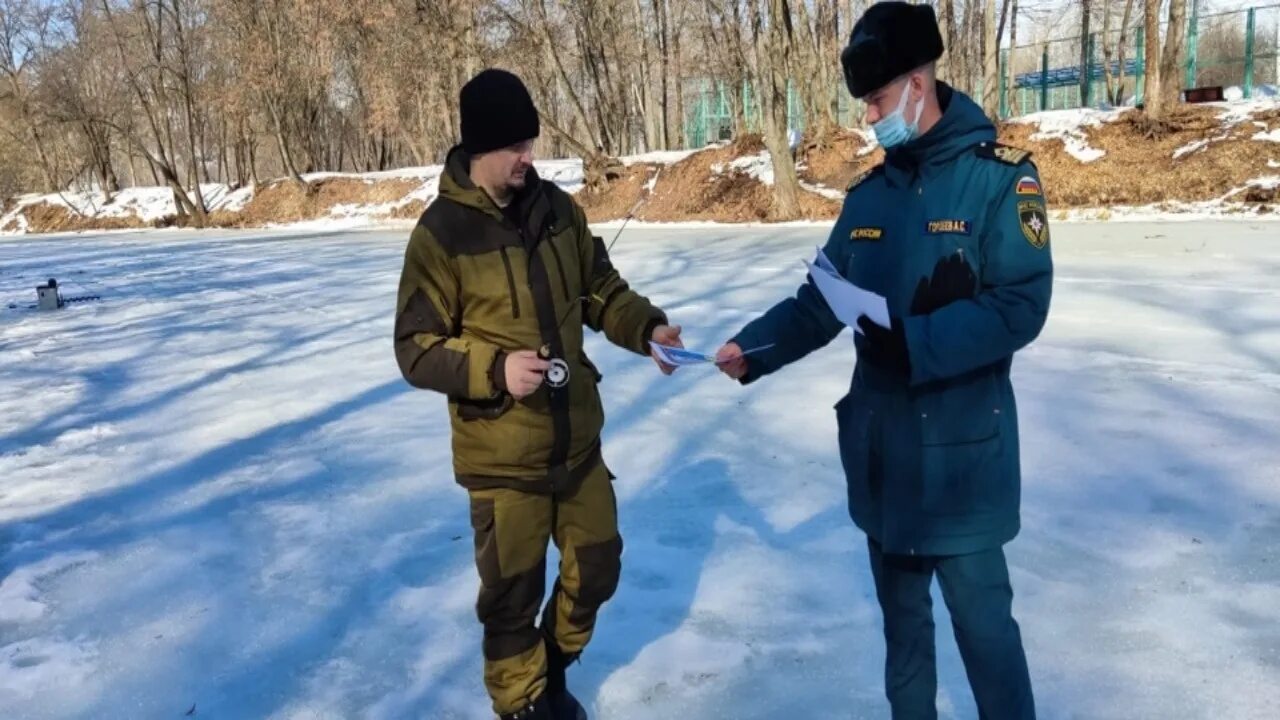 Курск обстановка на границе. Инспектор МЧС. Весенний лед МЧС. Инспектор ГИМС МЧС. Лед весной.