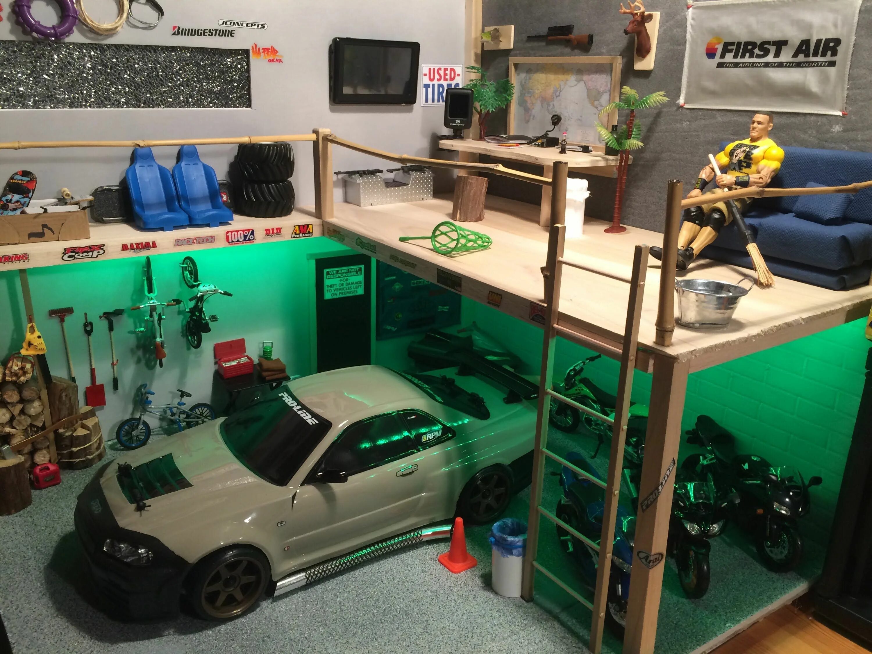 Маленькие машины в гараже. Гараж для RC Drift 1 10. Garage RC model 1 10. Гараж для игрушечных машин. Гараж для моделей машин.
