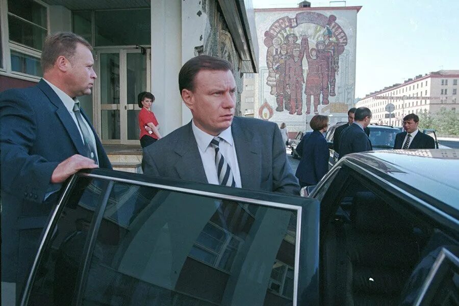 Бизнесмены 90 х годов. Малиновый пиджак джанни версаче. Предприниматель 90-х. Владимир потанин в 90х. Бизнесмены 90 х годов.