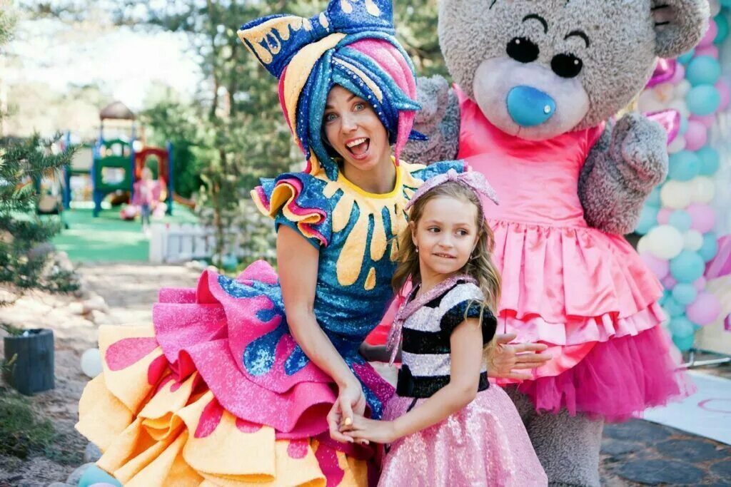 Карамелька три кота аниматор. Детский аниматор. Детские праздники с аниматорами. Аниматор на детский день рождения. Аниматор на детский день рождения.