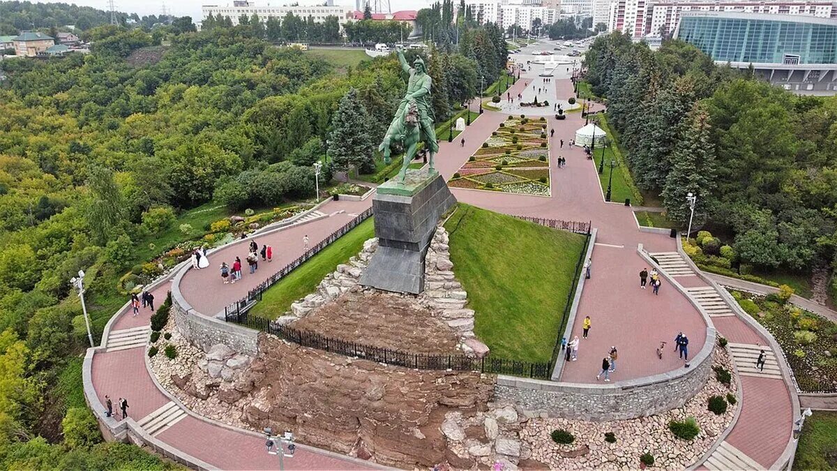 Площадь им салавата юлаева. Салават юлаев уфа памятник и площадь. Площадь салавата юлаева в уфе. Площадь салавата юлаева в уфе. Салават юлаев площадь.