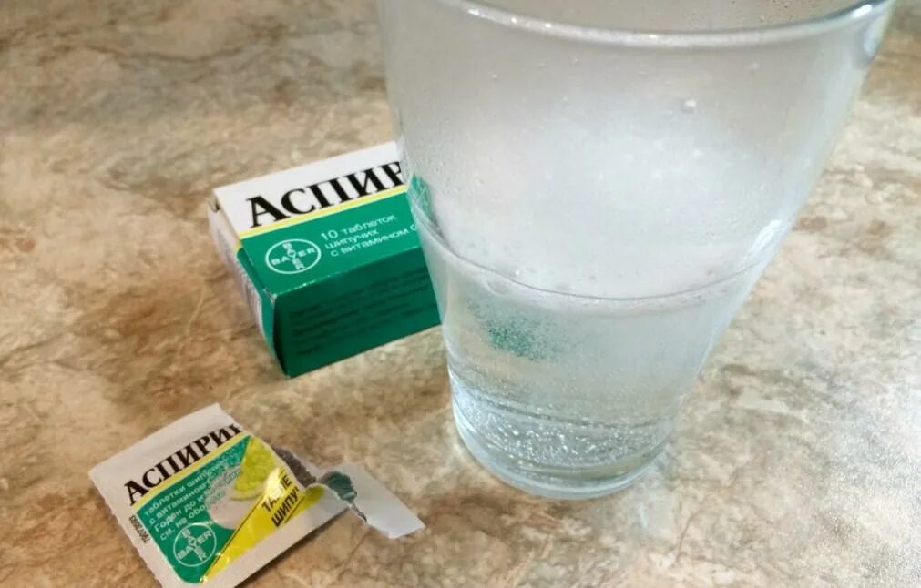 Вода с аспирином зачем. Аспирин в стакане. Шипучие таблетки. Вода с аспирином зачем. Вода с аспирином зачем.