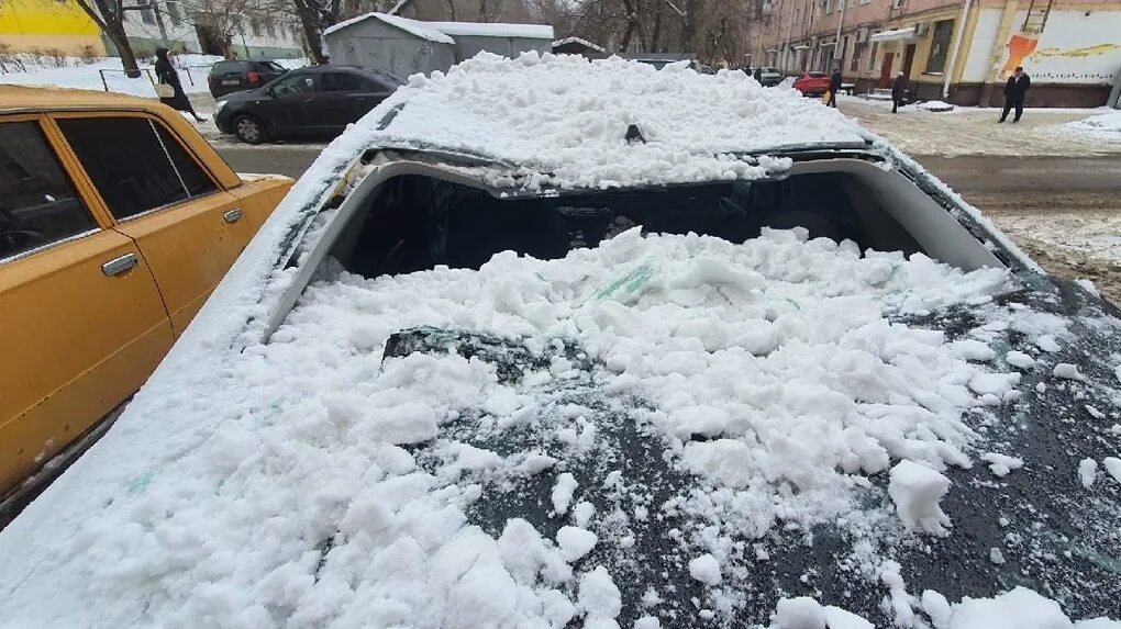 Едва сойдет снег как на деревьях. Сход снега с крыши на автомобиль. Снег на крыше машины. Машина с сугробом на крыше. Кусок снега.