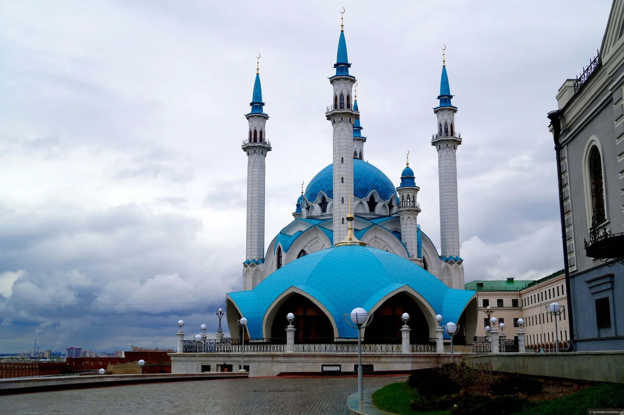 Телефоны мечетей казани. Мечеть кул Шариф в Казани. Кул Шариф символ. Мечеть кул-Шариф в Казани входная арка. Кул-Шариф Казань ФРАГМЕНТЫ здания.