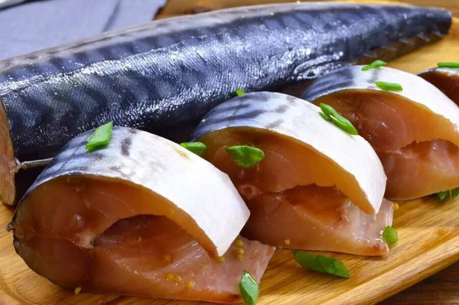 Скумбрия малосольная. Скумбрия малосольная. Скумбрия и селедка. Малосольная скумбрия пряного посола. Скумбрия пряного посола.