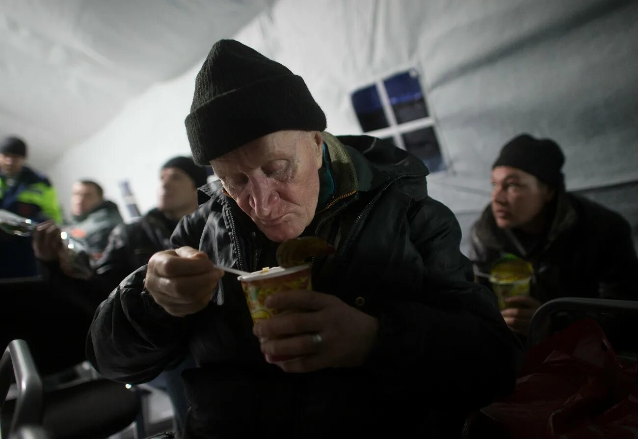 Живет в тяжелых условиях. Бедная Россия. Нищие в Москве.