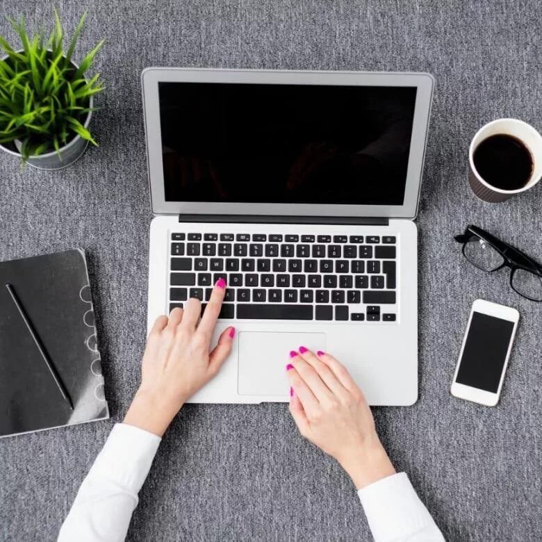 компьютер и человек. работа с телефоном через компьютер. дистанционное консультирование. новости гаджетов. колл центр.