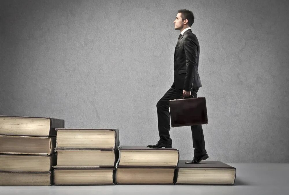 Стремление к знаниям. Книги для саморазвития. Читать книгу развитие личности. Книга человек. Книга человек.