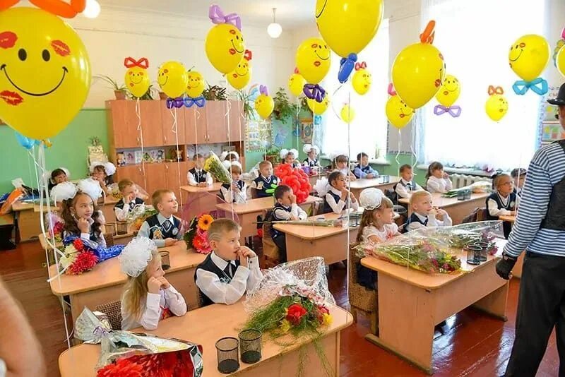 Идеи украшения класса на 1 сентября. Украшение кабинета к 1 сентября. как украсить стол на 1 сентября. украшение парт к 1 сентября шарами фото.