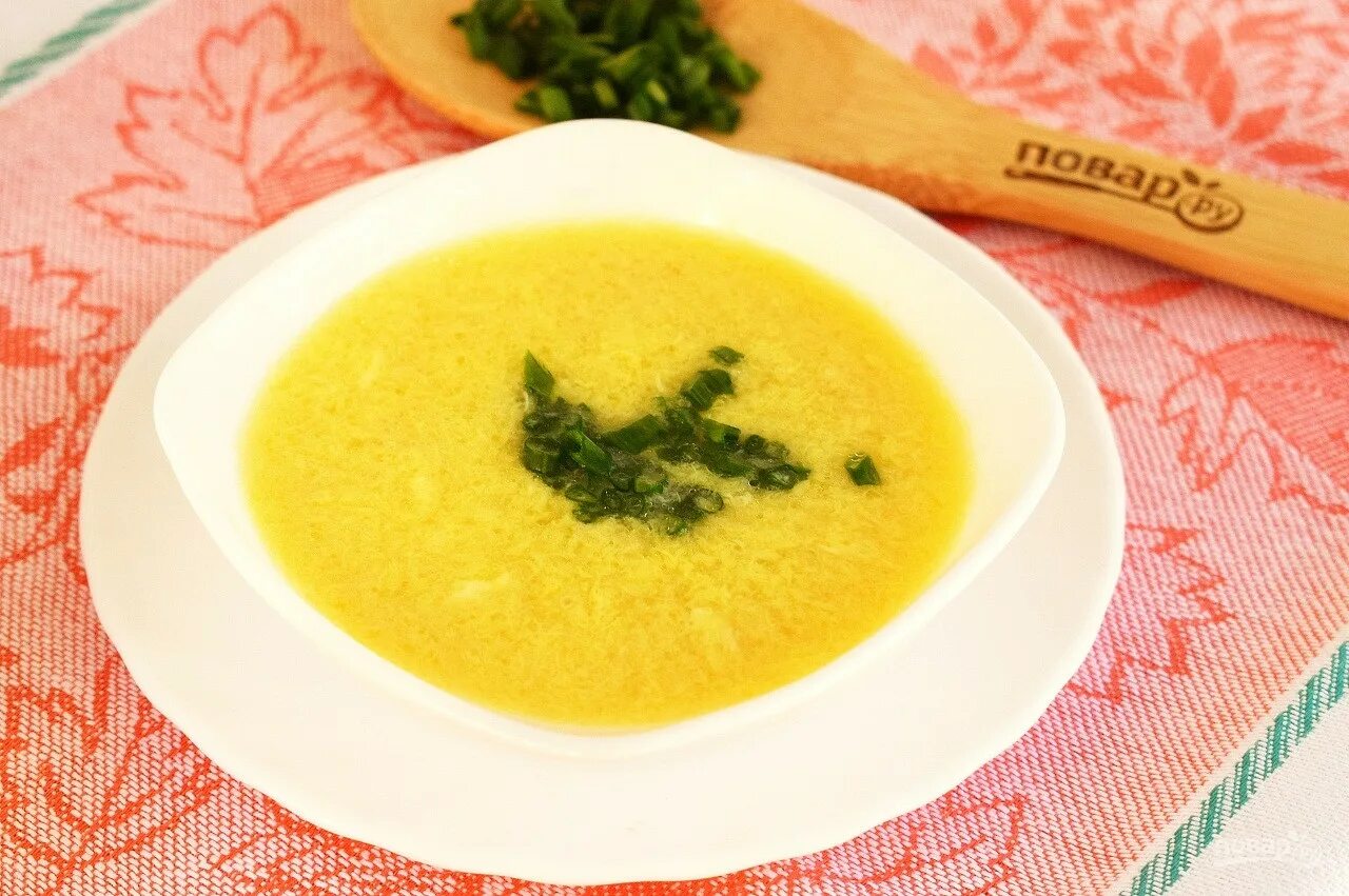 Приготовление суп пюре из курицы. Пюре из яиц. яичный суп. суп из яиц. китайский яичный суп.