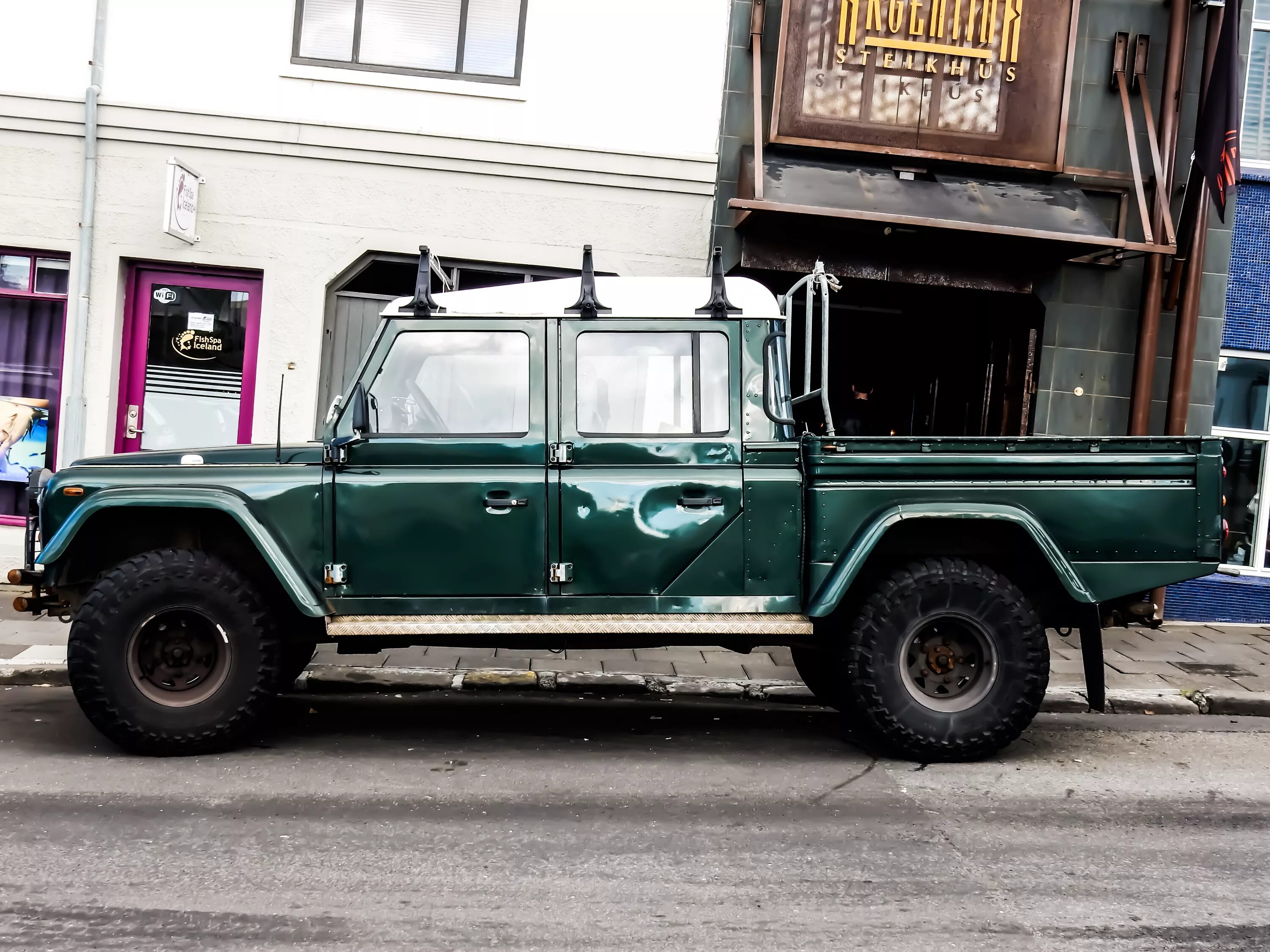 Ленд ровер пикап. Defender pickup 130. ленд ровер дефендер пикап. ленд ровер дефендер 130. defender 130 pick up.