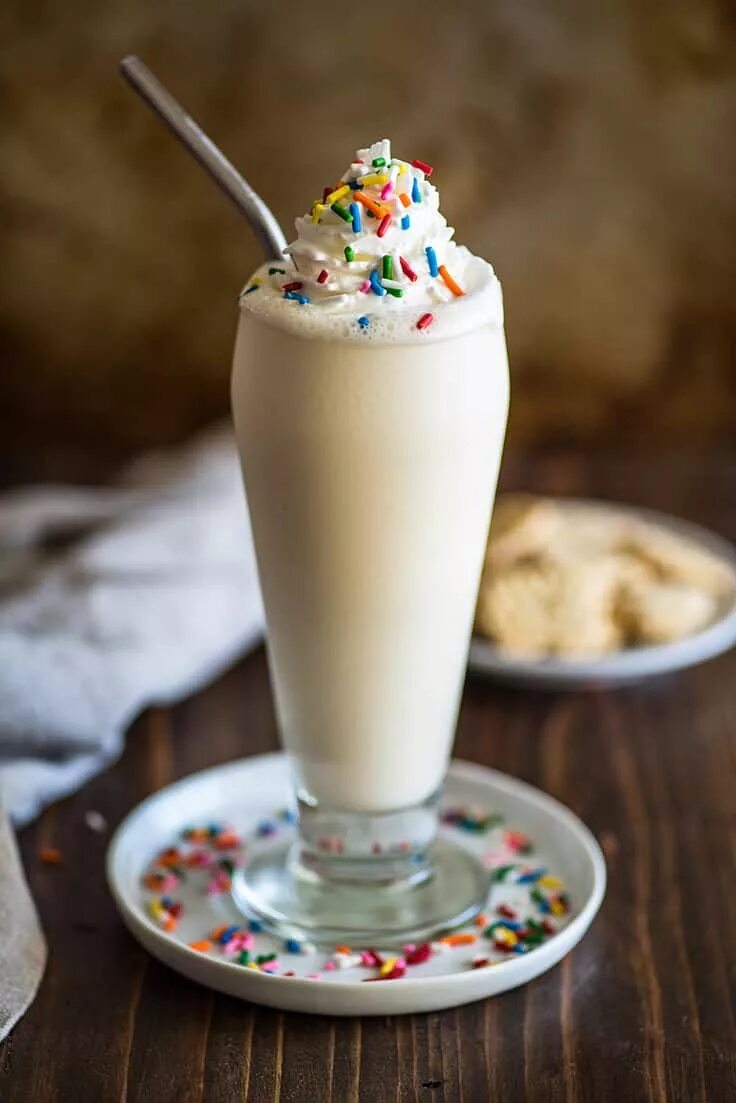 Милкшейк. Молочные коктейли. Молочный коктейль с мороженым. Мороженое для молочных коктейлей. Молочный коктейль рецепты для блендера с молоком