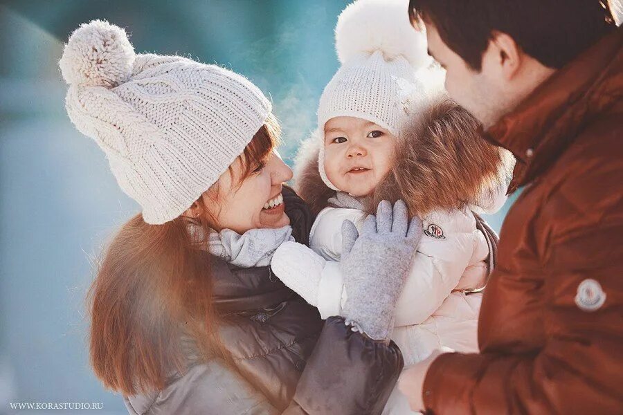 Зимой дети любят. Зимняя семейная фотосессия. Зимняя фотосессия с ребенком. Счастливая семья зимой. Семья с детьми зима.