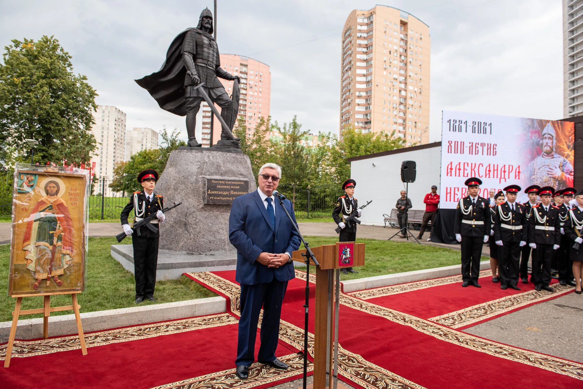 Открытие памятника александру. Памятник Александру Невскому в Москве МГИМО. Памятник Александру Невскому МГИМО. Открытие памятника Александру первому. В Волжском состоится открытие памятника Александру Невскому.