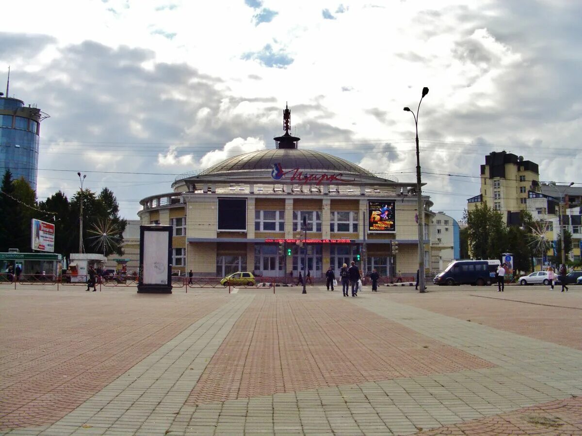 Фотография площади труда ярославль. Izi ресторан ярославль. Площадь труда ярославль 70. Шинник ярославль. Izi ярославль площадь труда.