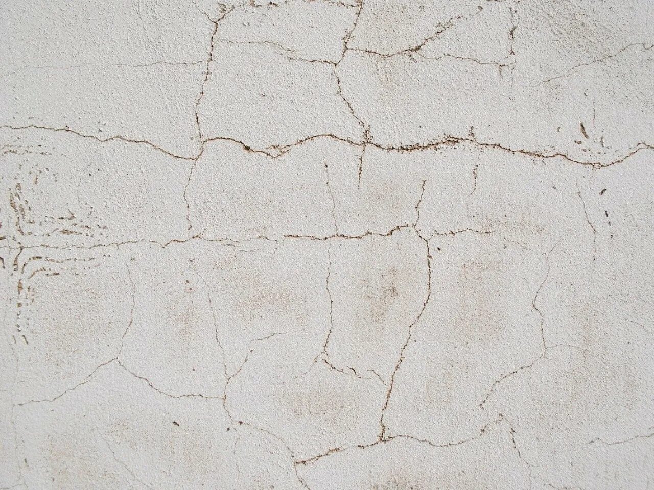 Текстура трещин. Фон трещины. Потрескавшаяся штукатурка текстура. Белая стена с трещиной текстура.