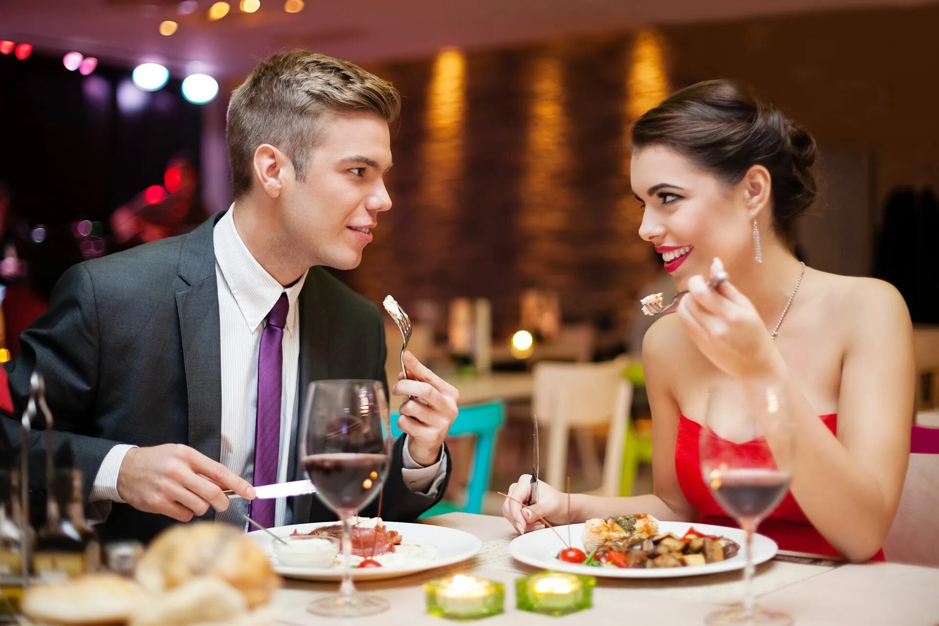 что кушать с кофе. обедать в кафе. They dinner at the moment. They dinner at the moment. ужин с друзьями.