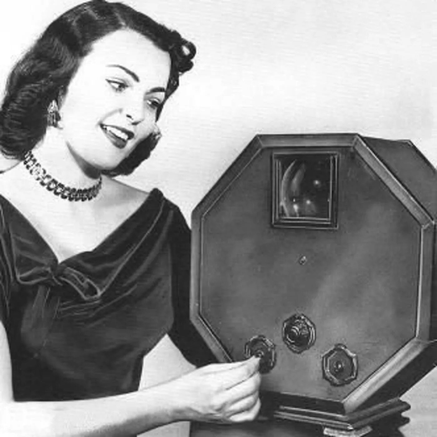Телевизор октагон 1928. Octagon первый телевизор 1928. Телевизор 1928 года Octagon. Телевизор General Electric Octagon – 1928.