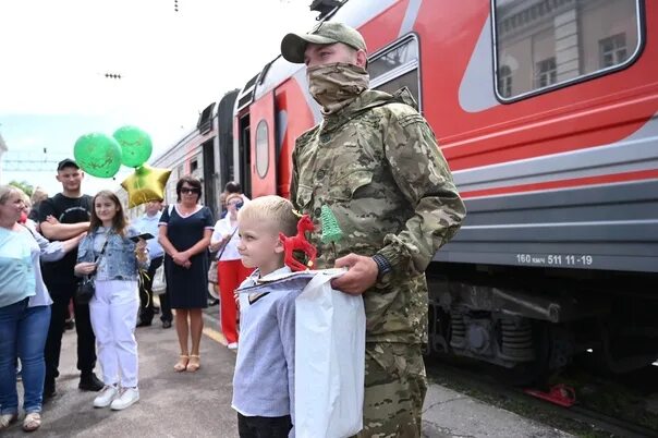 Встречают военных. Встреча военных с Украины. Герои Ельца в спецоперации. За участников сво на Украине.