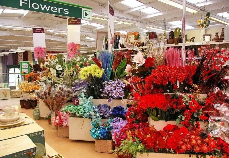 Искусственные цветы выкладка. Живые цветы в магазине. Садовод цветочный рынок. Оптовая база искусственных цветов.