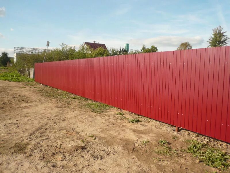 Профлист елец. Забор рал 3011. ral 3011 профлист забор. ral3011 забор из профнастила. ral 3011 профлист.