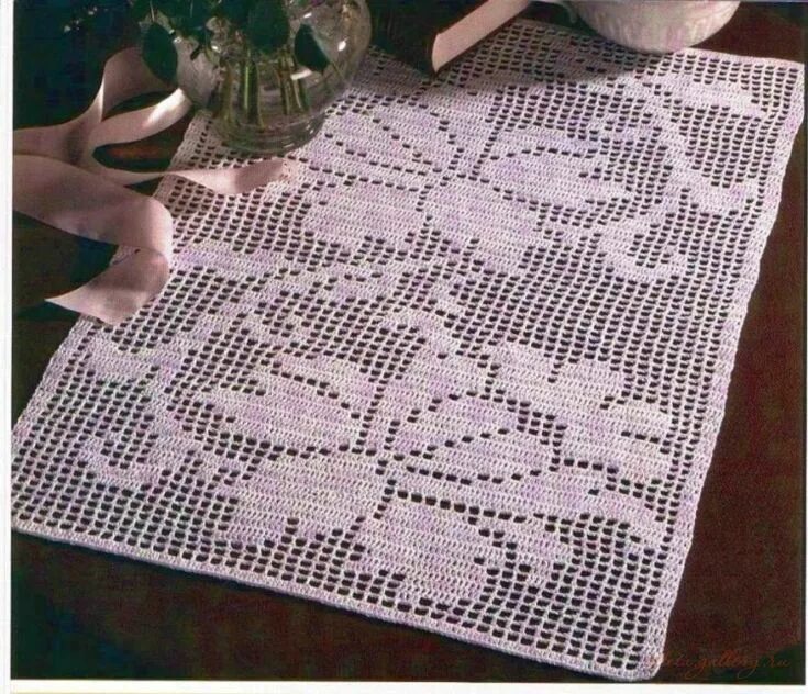 Салфетка крючком филейная техника. Салфетка дорожка крючком. Скатерть дорожка крючком. Дорожка на стол крючком. Филейное вязание скатерти салфетки дорожки.