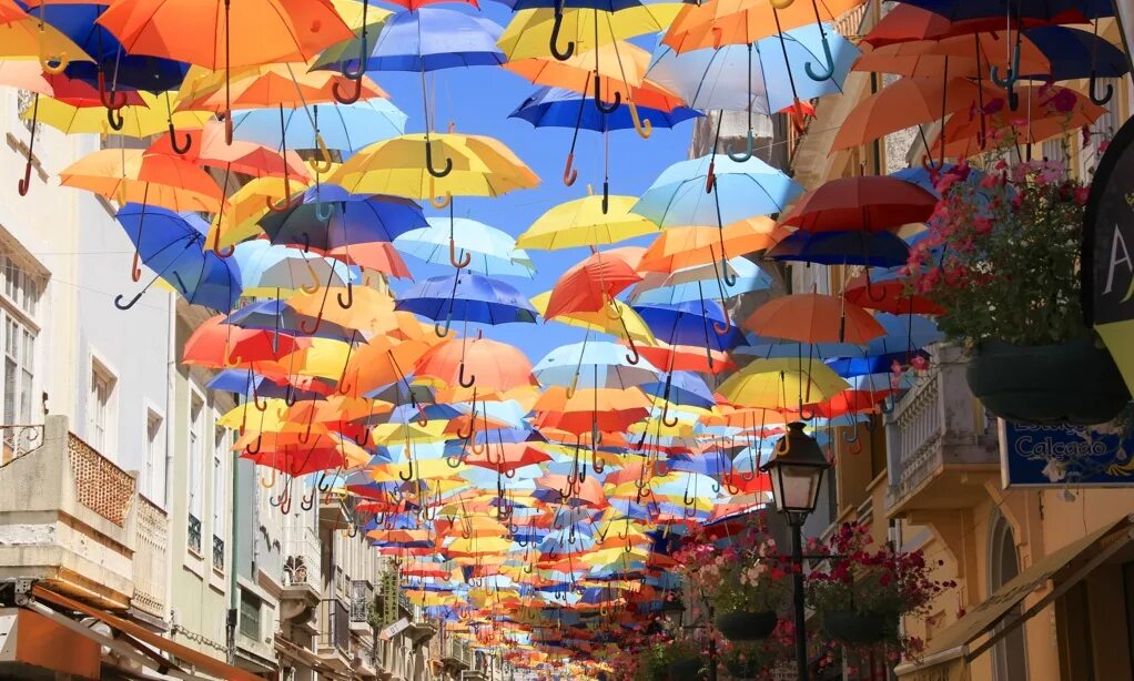 Зонтик г. Разноцветные зонтики. Украшение зонтиками на улице. Зонтики яркие. Улица с зонтиками.