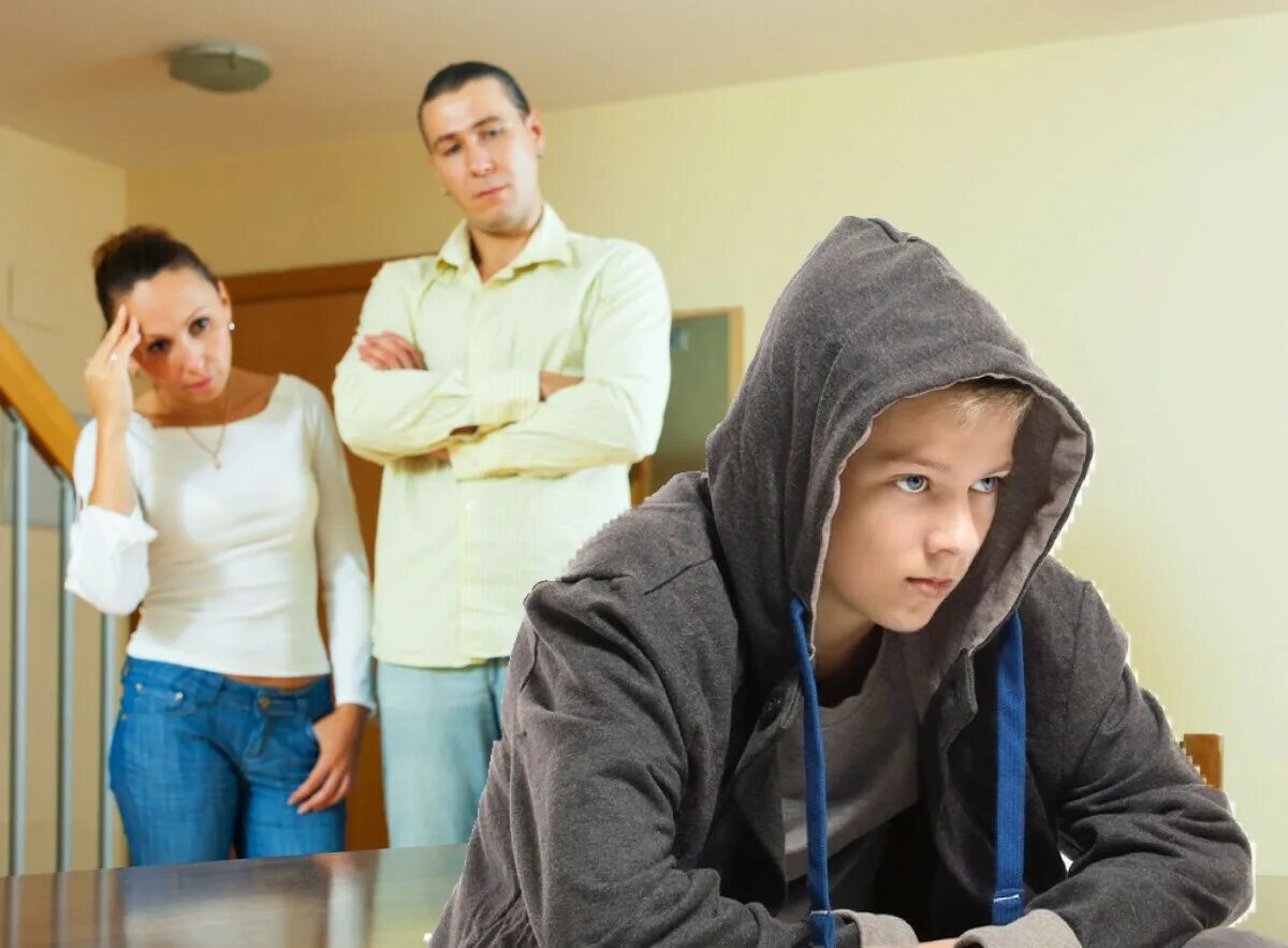 Трудный подросток в классе. Конфликт родителей и подростков. Подросток. Ругают подростка. Родители ругают подростка.