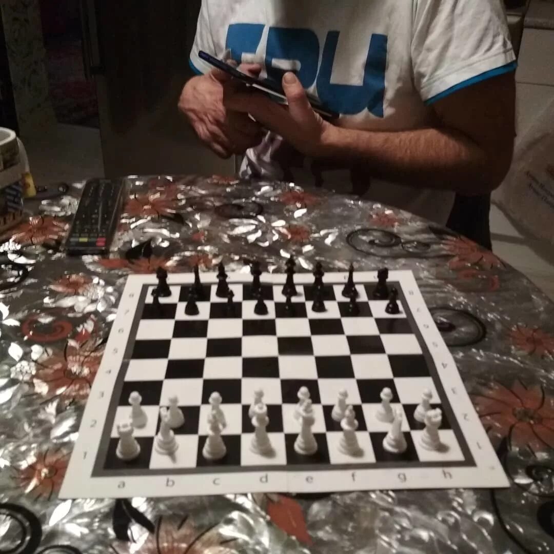 Мемы про шахматы. Алеша сперва обыгрывал меня в шахматы зато. Шутки про шахматы. Голубь и шахматы. Шахматы против татар.