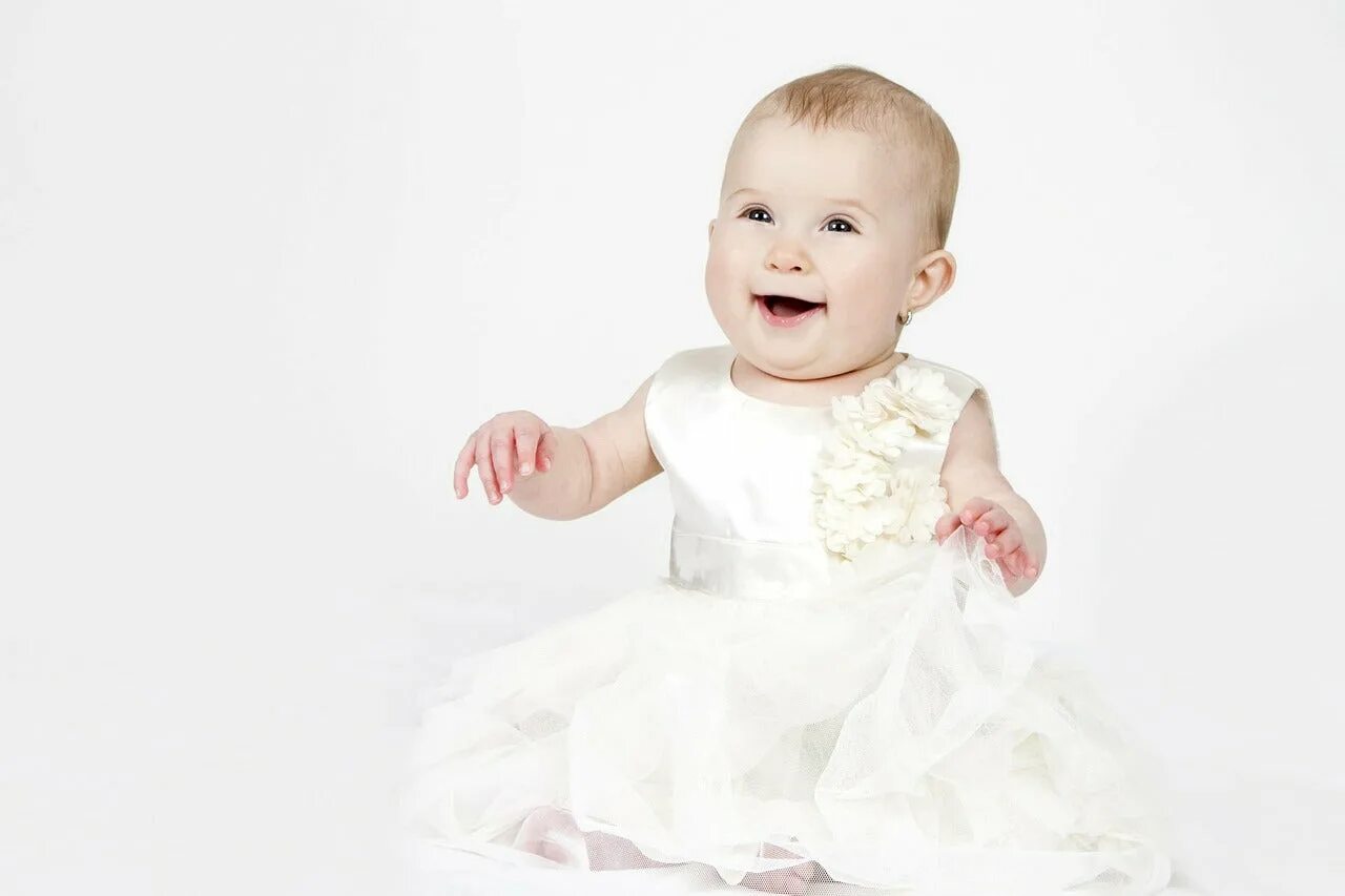 Однотонный фон для малышей. Малыш в белой одежде. Ребёнок на одеотонном фоне. Фотосессия младенцев.