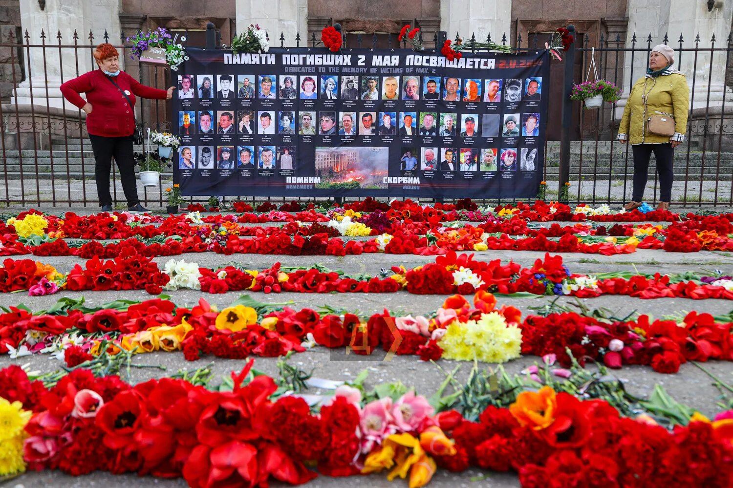 2 мая видео. Одесса 2 мая дом профсоюзов. одесса дом профсоюзов 2 мая 2014. трагедия 2 мая в одессе доме профсоюзов. 2 мая 2014 одесская хатынь в доме профсоюзов.