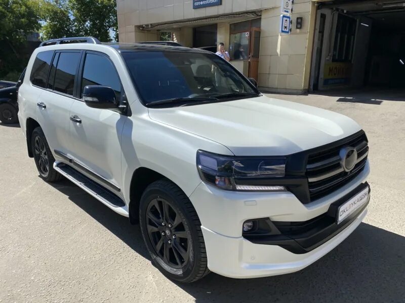 Ленд крузер 200 хром. Toyota land cruiser 200 белый антихром. land cruiser 200 2025 белый антихром. тойота ленд крузер 200 белый с черной крышей. ленд крузер 200 2018 антихром.