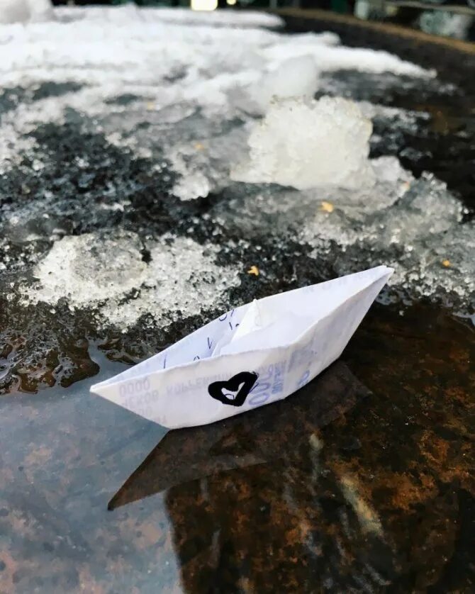 Кораблик из бумаги я по ручью. Бумажный кораблик. Бумажный кораблик в ручейке. Кораблик в ручейке. Кораблик из бумаги для ручейков.