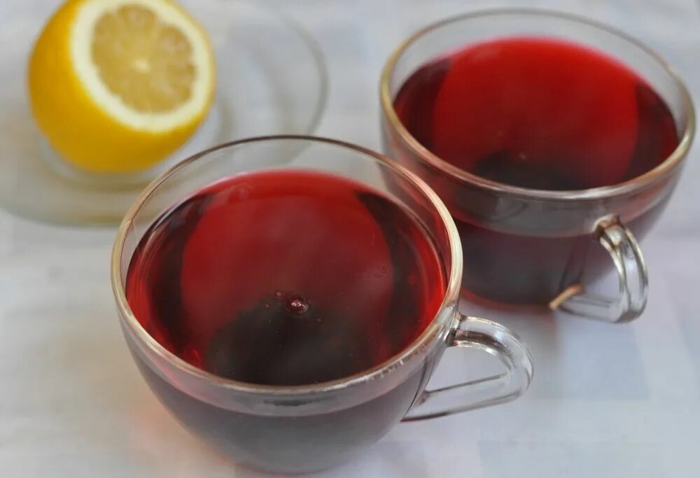 Фруктовый каркаде. Чай каркаде с лимоном. Гибискус чай. Красный чай. Чашка каркаде.