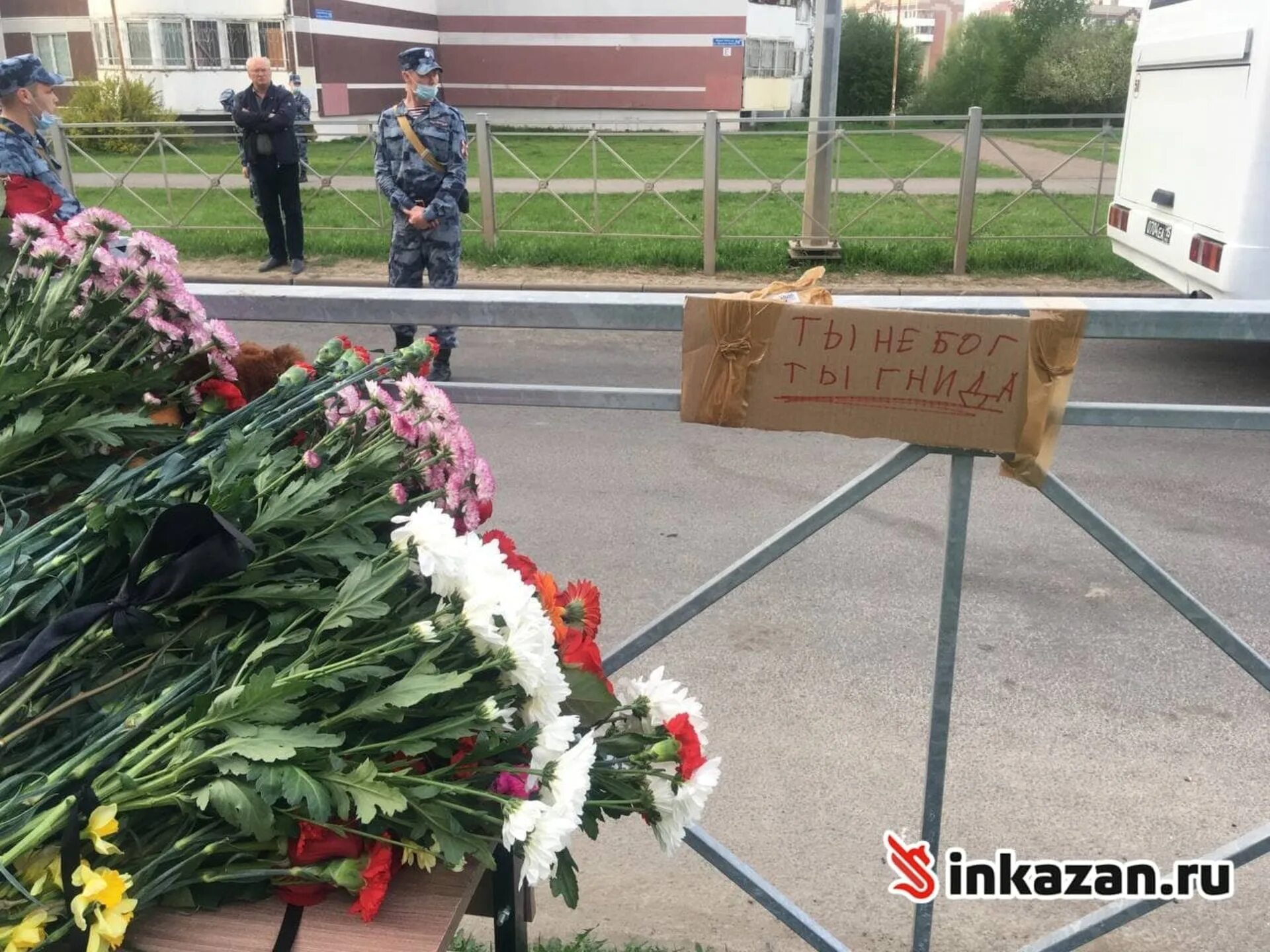 Теракт в казани 175 школа. Гимназия 175 Казань. Гимназия 175 Казань Ильназ Галявиев. Казань гимназия 175 трагедия. Казані 175 гимназия.