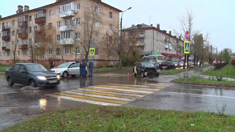 Такси Дзержинск авария. Перекресток Ватутина Пирогова Дзержинск. Авария на Ватутина Нижний Новгород. Авария Дзержинск Ватутина.