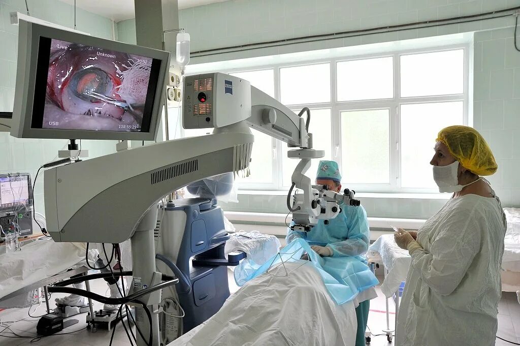 Оперирующий офтальмолог. Доктор хирург офтальмолог. Фото офтальмолога хирурга.