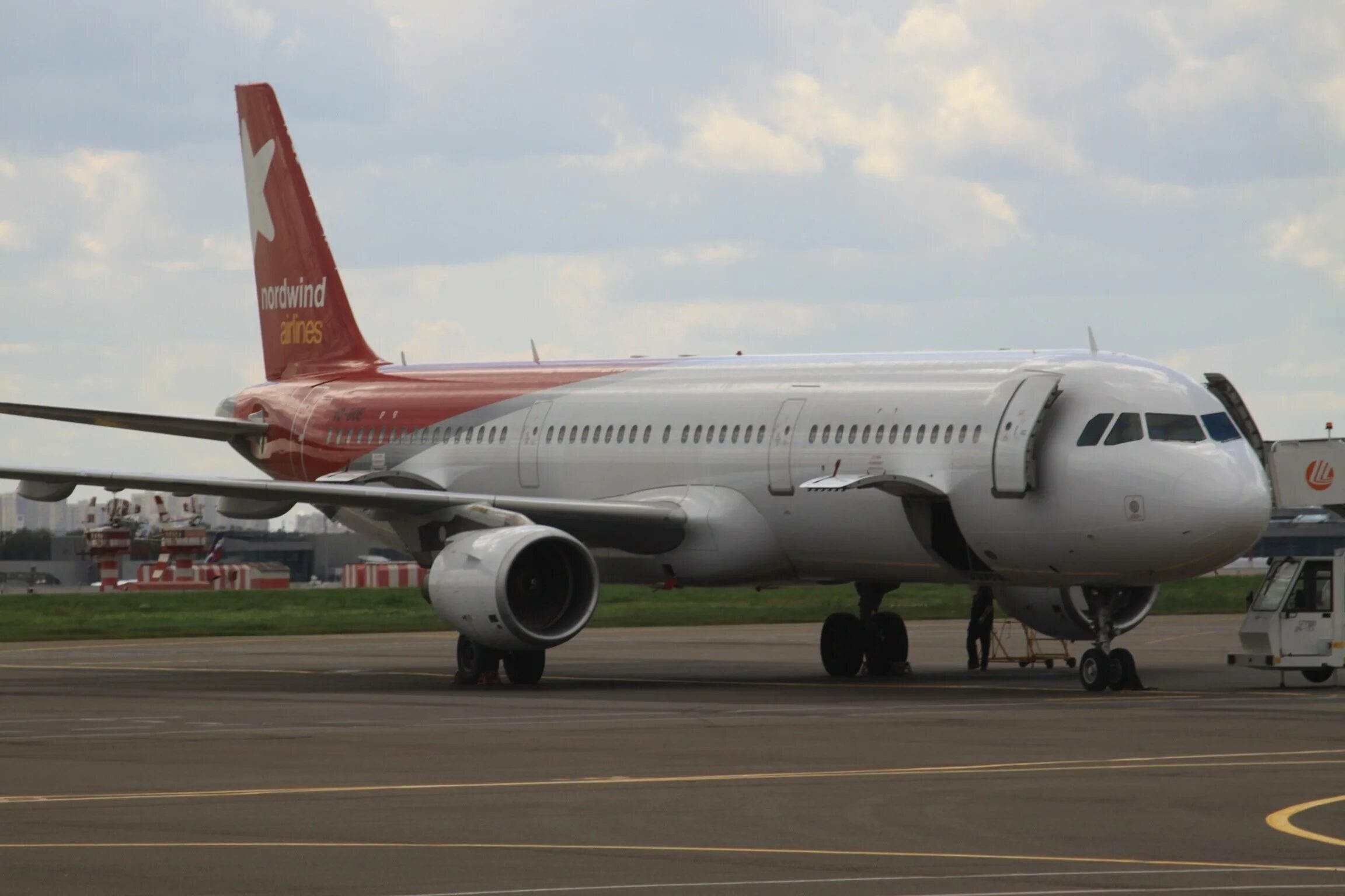 Аэробус а-321. Аэробус а-321. A321neo lufthansa. Airbus a321-211. Аэробус airbus a321.