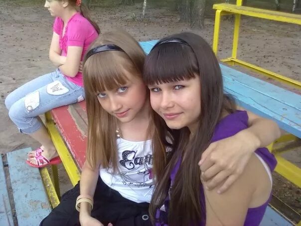 Третий лишний в дружбе девочек. 3 лишняя подруга. Третий лишний в отношениях. Три подростка. Друзья черно белое.