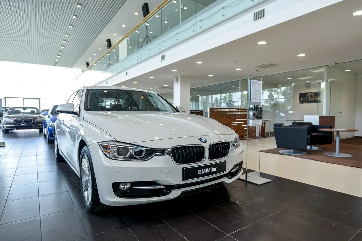 Https auto ru bmw. Автосалон BMW. БМВ Москва. Новый БМВ автосалон. BMW автосалон в России.