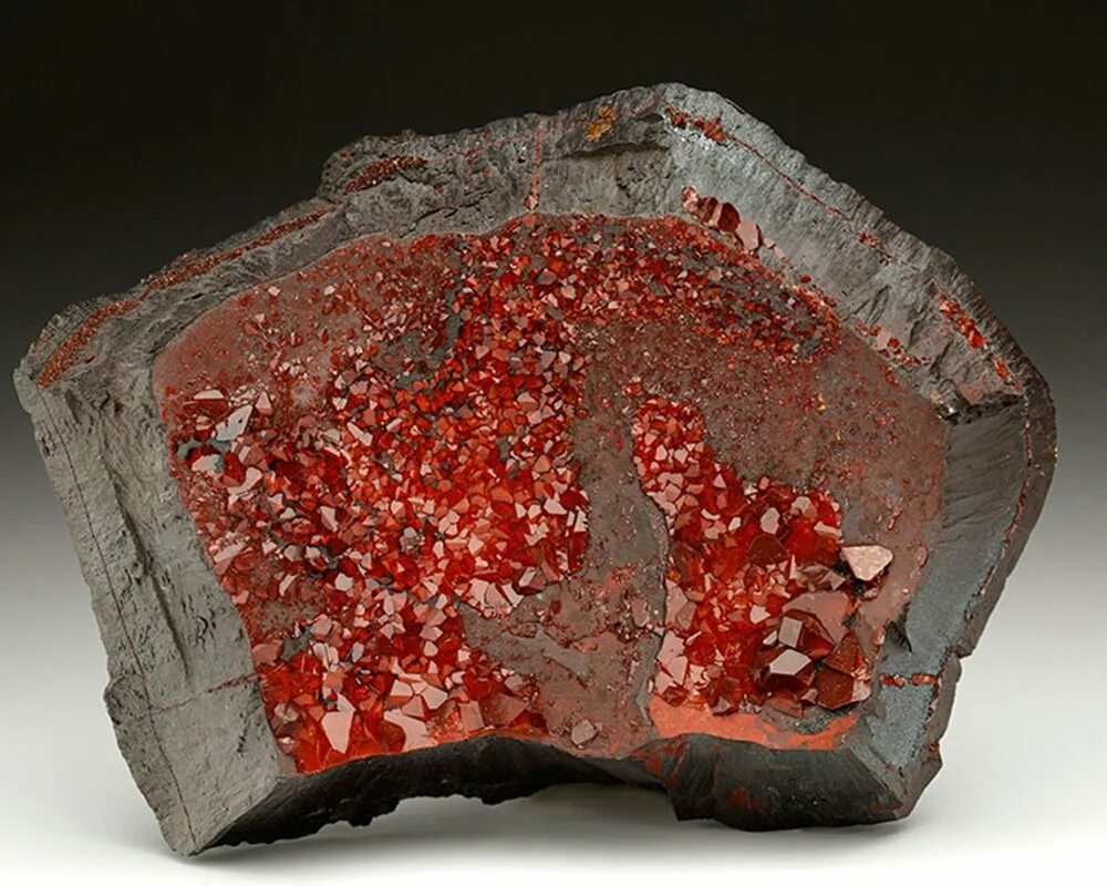Красный Железняк(руда гематит fe2o3). Железняк камень. Гематит (красный Железняк) - fe2о3. Гематит (красный Железняк) — fe203.. Руды содержащие металл