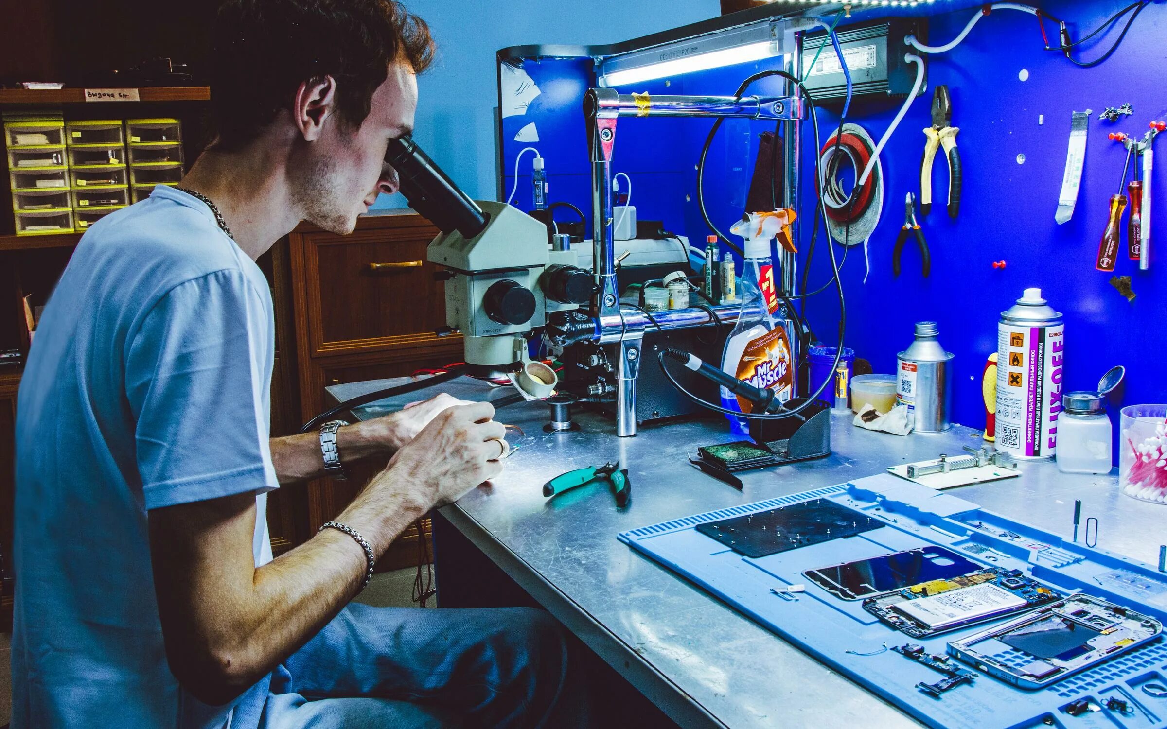 Компьютерный мастер. Ремонтник бытовой техники. Сервис центр техники. Мастер по ремонту ноутбуков. Сервисный центр.