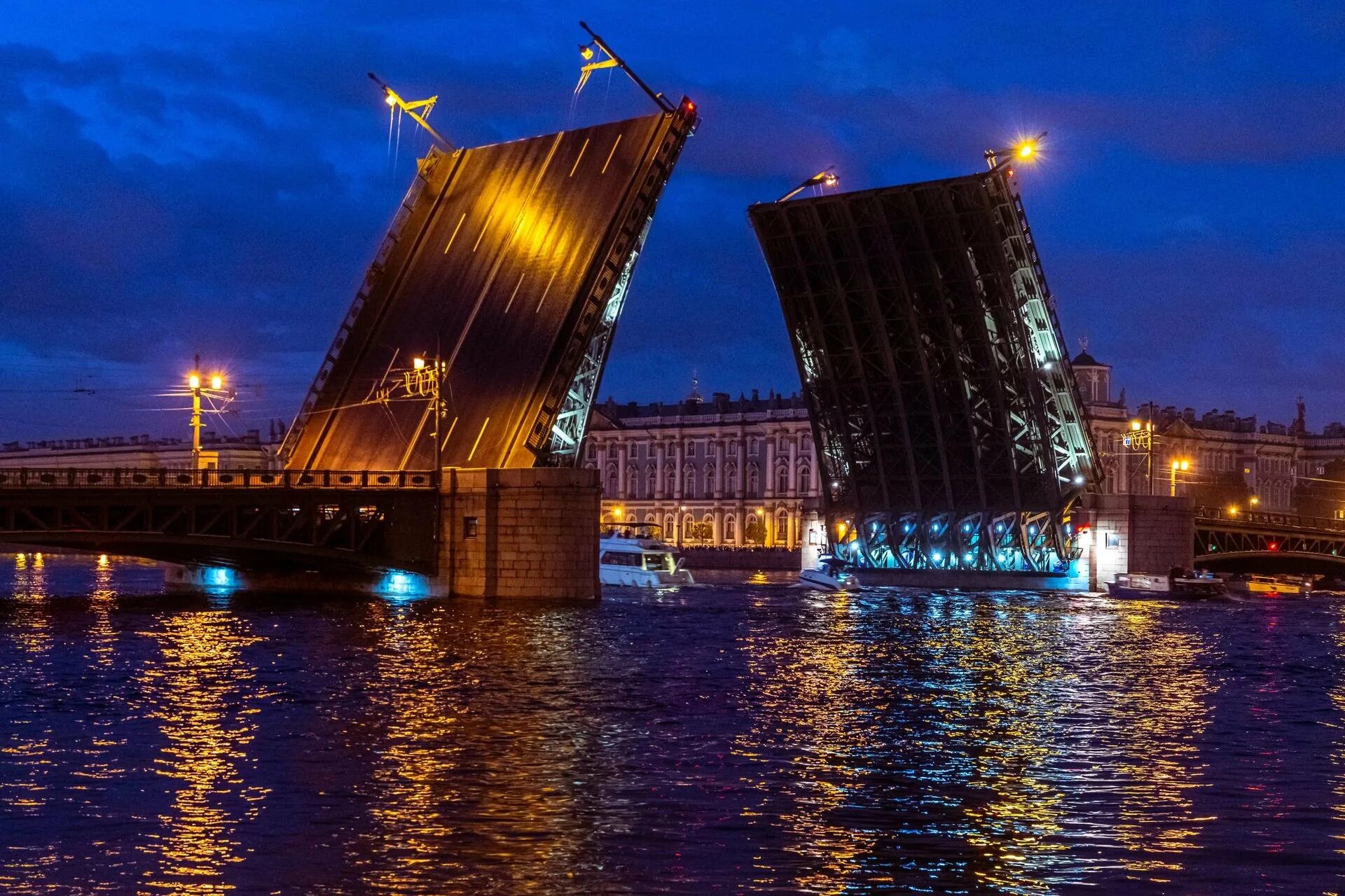 Какое событие связано с дворцовым мостом