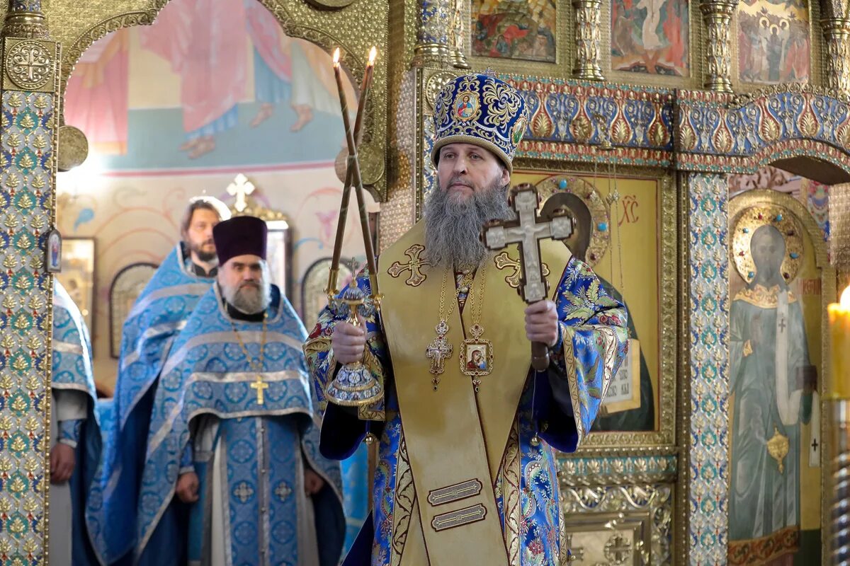 Богослужение сретение господне в храме христа спасителя. Праздничная литургия на сретение господне. Сретение господа иисуса христа. Литургия на сретение. Литургия на сретение.