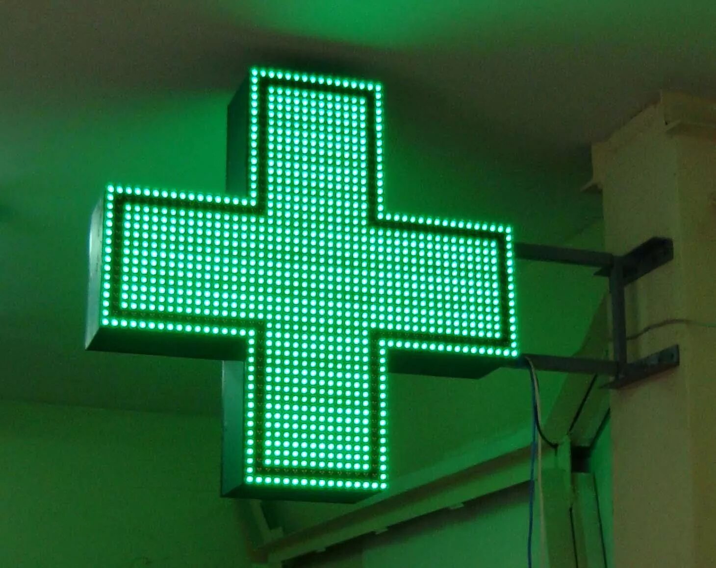 Панель кронштейн крест аптека. Рекламная вывеска аптека. Аптечный крест. Кресты аптечные светодиодные. Зеленый крест аптеки.