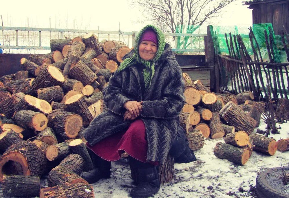 Купить дрова бабушке. Бабушка с дровами. Бабка с дровами. Старуха с дровами. Дрова в деревне.